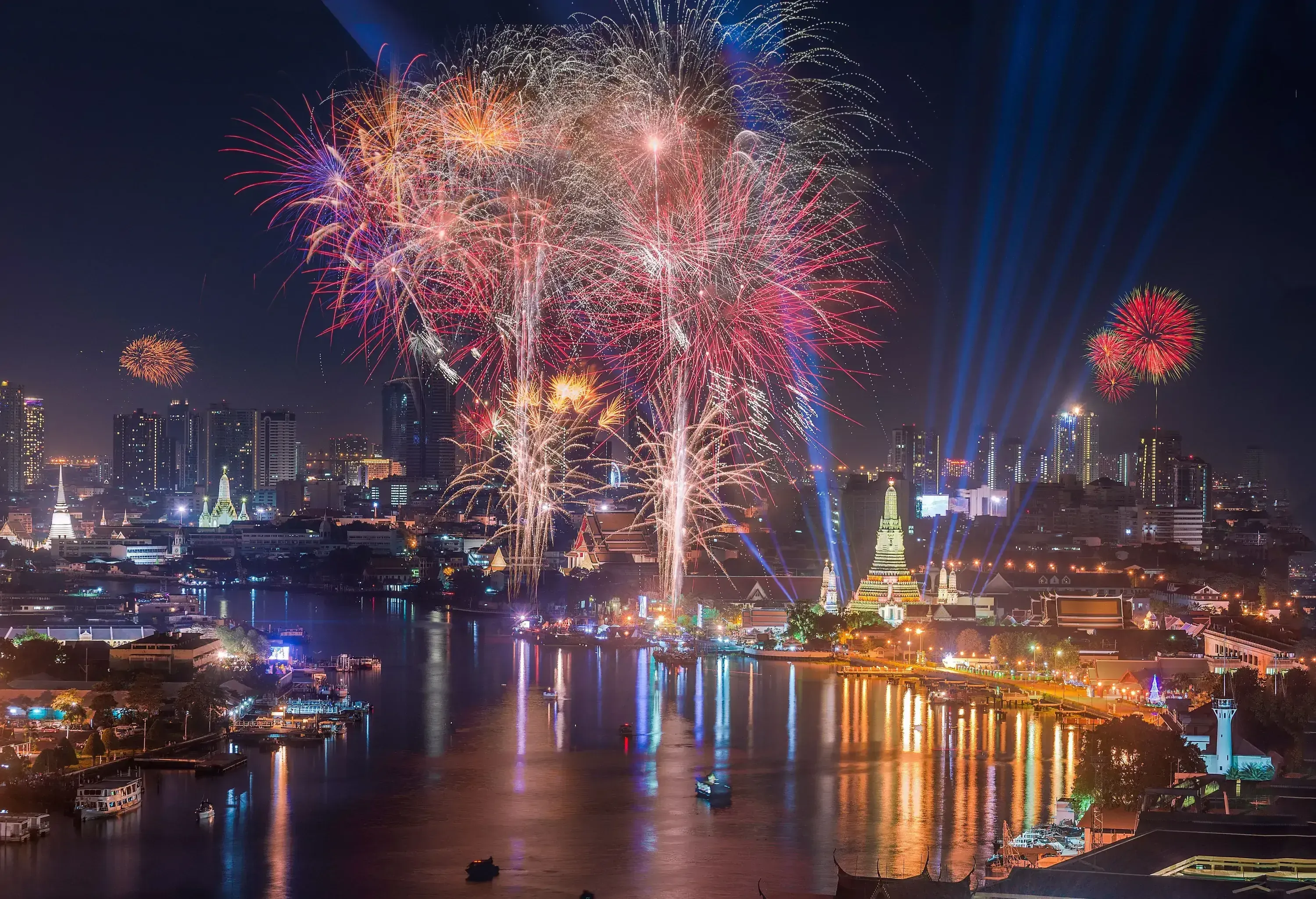 Feuerwerk über dem Chao Phraya Fluss in Bangkok