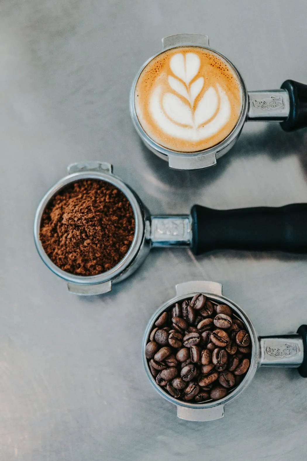 Filterkaffeemaschine neben einer Tasse Kaffee