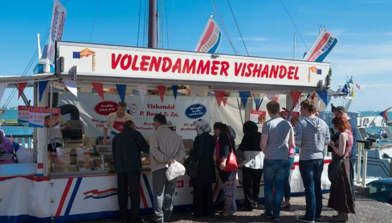 Fischstände sind eine beliebte Zwischenstation in Volendam, wo frischer Hering und andere Fischspezialitäten angeboten werden