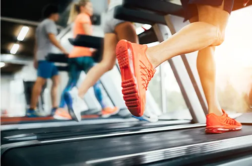 Fitnessraum mit verschiedenen Trainingsgeräten im PREFIT24 Agora Osaka Moriguchi