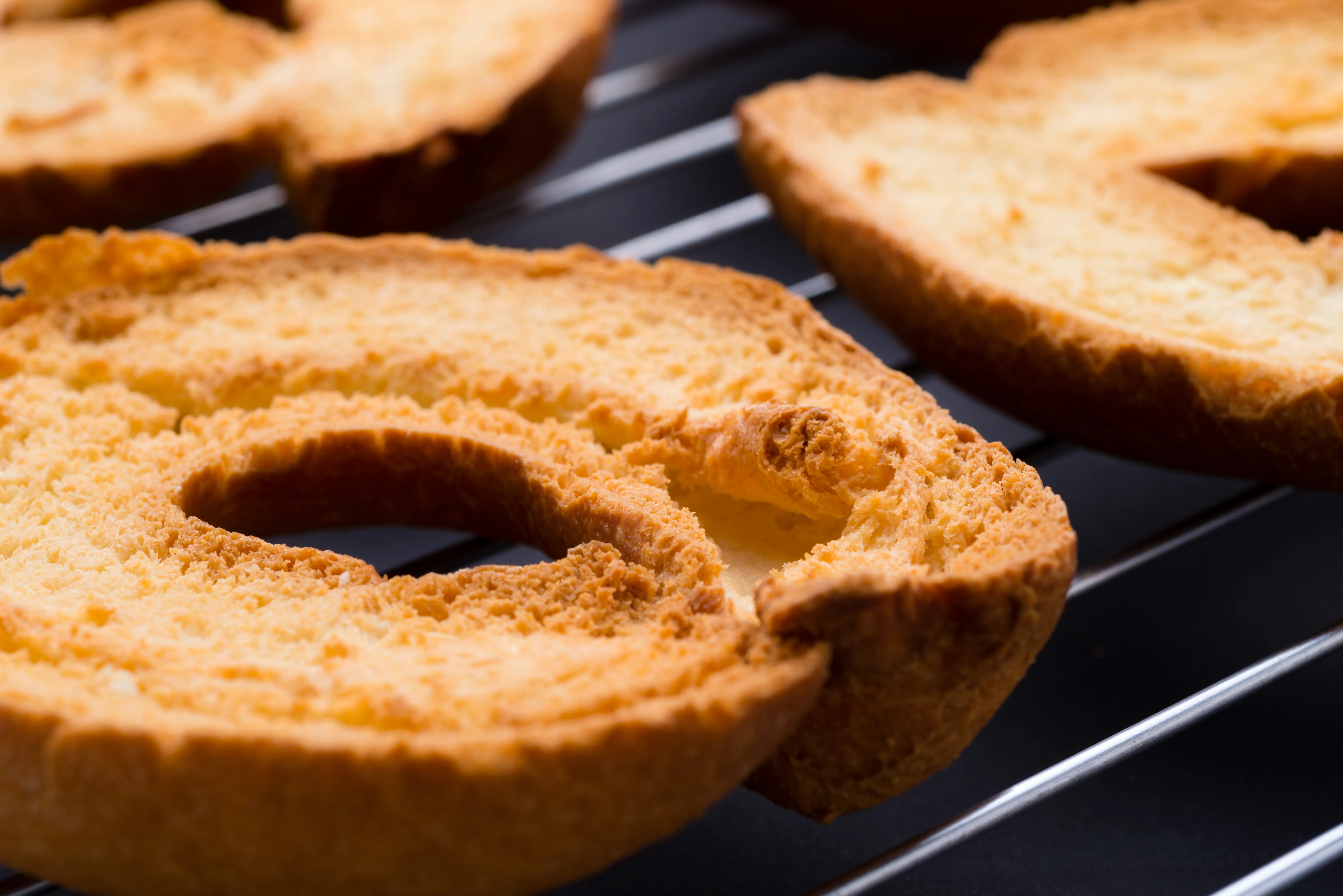 Flachtoaster mit Brötchenaufsatz und knusprigen Bagels