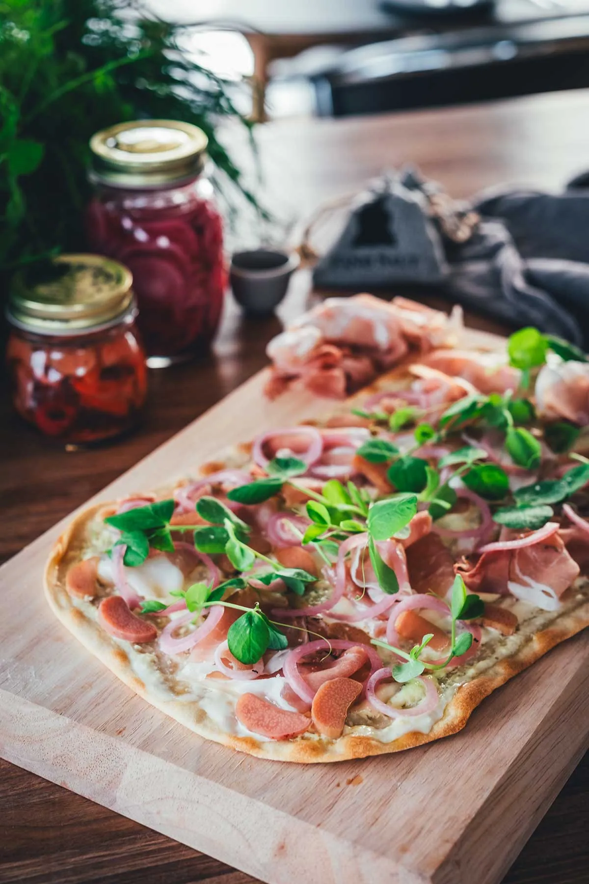 Flammkuchen mit Schinken, Rhabarber und roten Zwiebeln