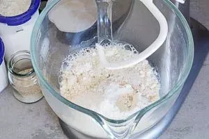 Flammkuchen Teig zubereiten