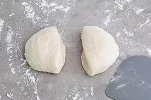 Flammkuchen Teigkugel halbieren