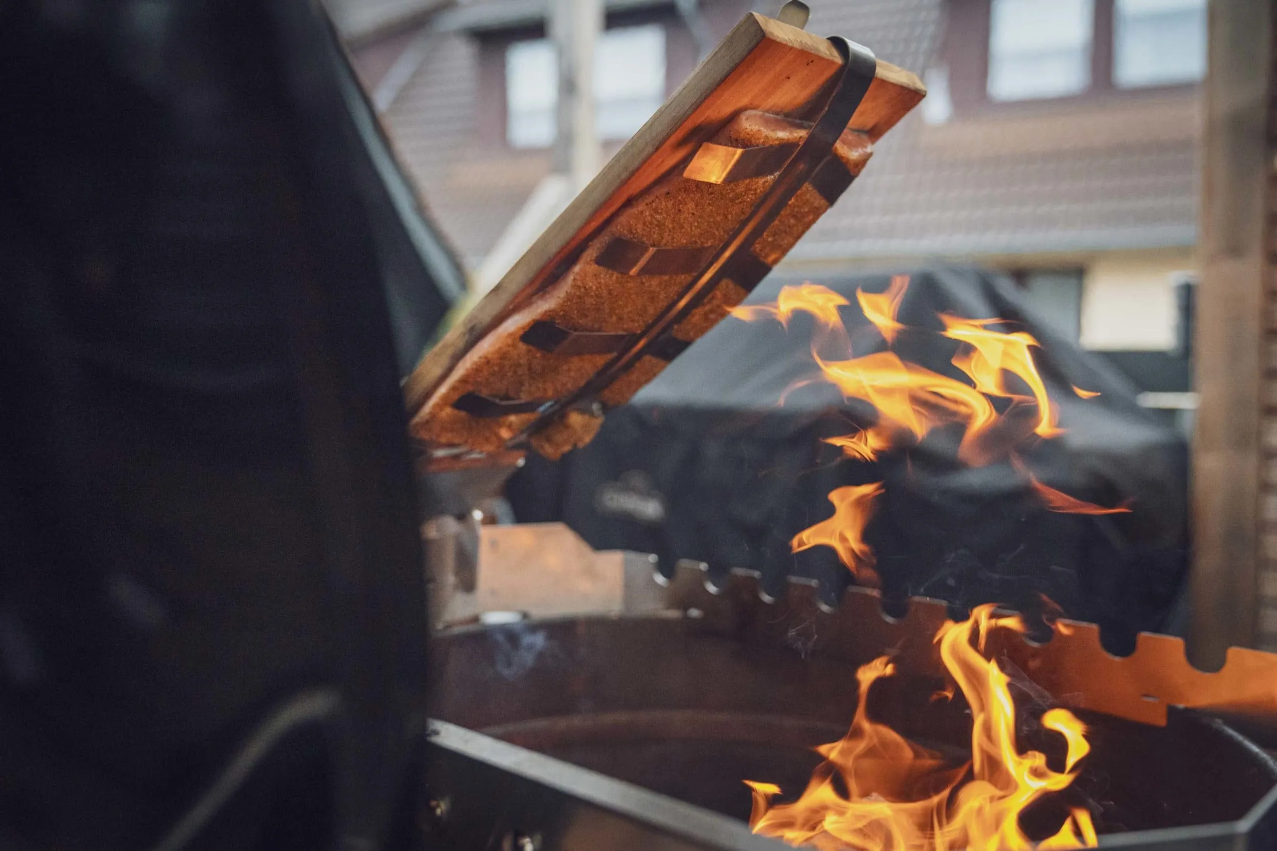 Flammlachs wird am offenen Feuer zubereitet und erhält dadurch ein rauchiges Aroma und eine knusprige Kruste.