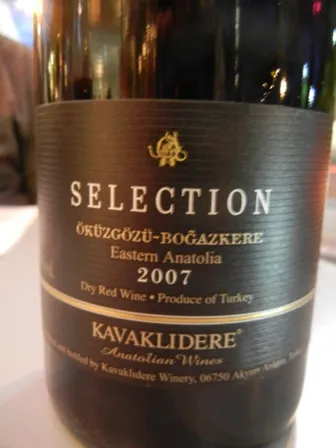Flasche des '2007 Selection Öküzgözü-Boğazkere' von Kavaklidere Wines, serviert im Tablo Essen
