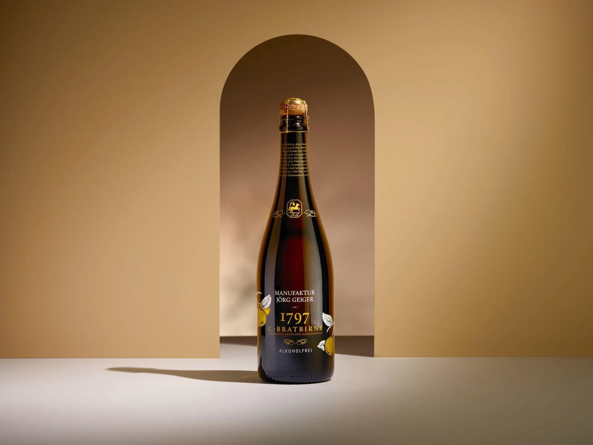 Flasche des alkoholfreien Birnenschaumweins "Champagner Bratbirne" als edle Sekt-Alternative