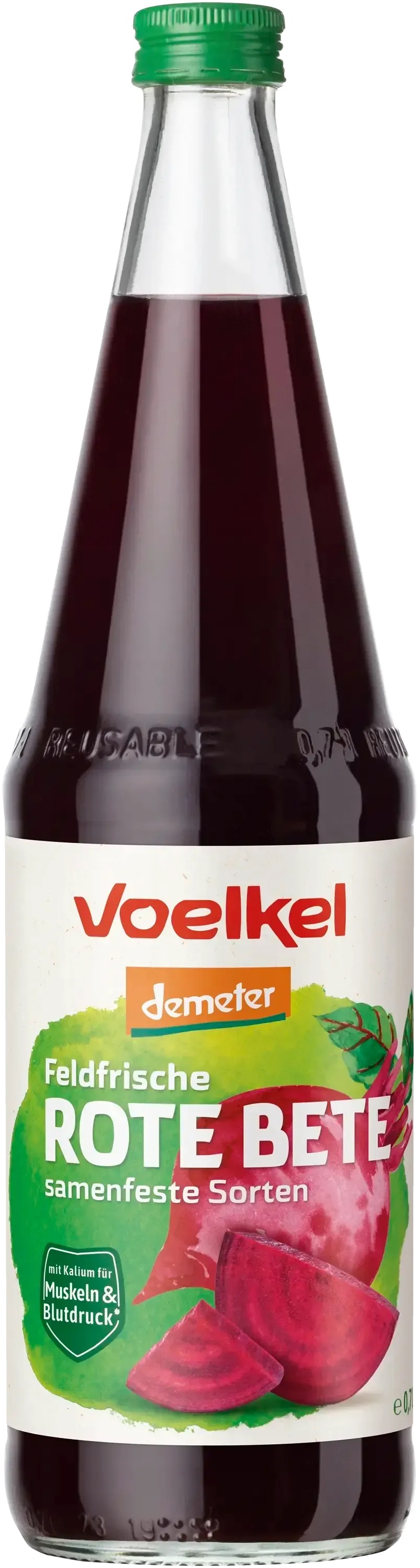 Flasche hochwertiger Bio Rote Bete Saft auf einem Holztisch, umgeben von frischen Roten Beten, die seine natürliche Herkunft betonen.