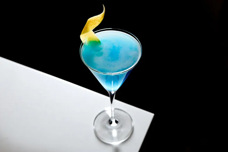 Flasche Señor Curaçao vor blauem Himmel und blauem Meer