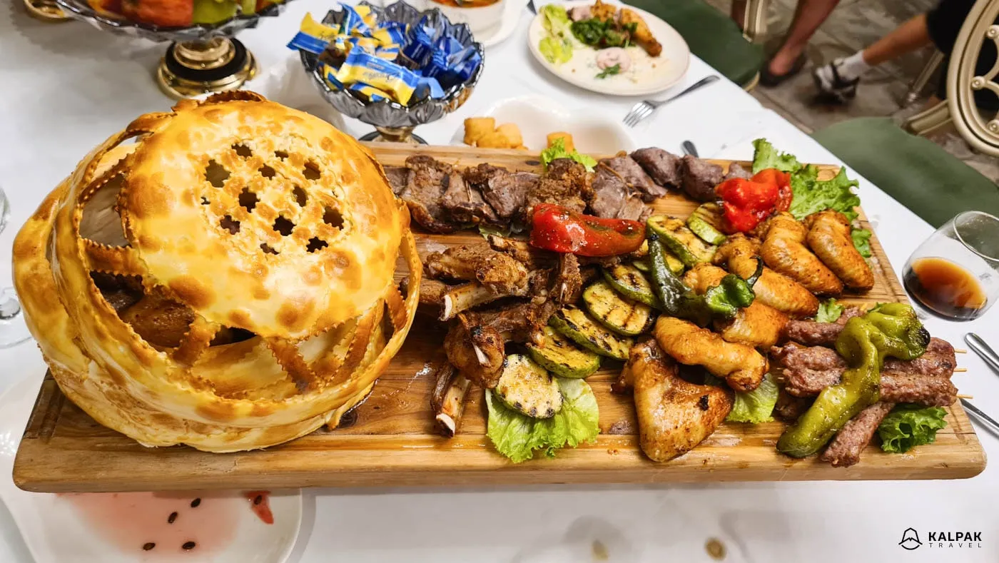 Fleisch-BBQ in Zentralasien, eine köstliche Art, Fleisch zuzubereiten