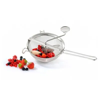 Fleißiges Lieschen Passiersieb Original, gefüllt mit frischen Erdbeeren, Johannisbeeren und Heidelbeeren, bereit zum Pürieren.