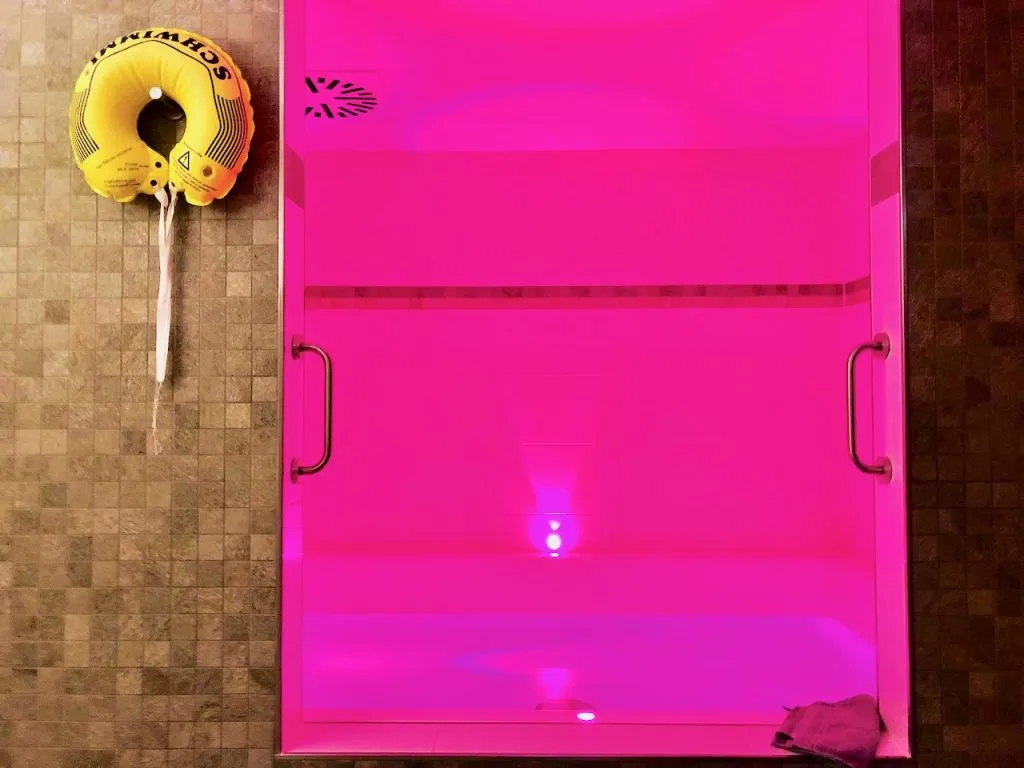 Floating-Erlebnis im Sole-Wasser der Jod Sole Therme Bad Bevensen, pure Entspannung