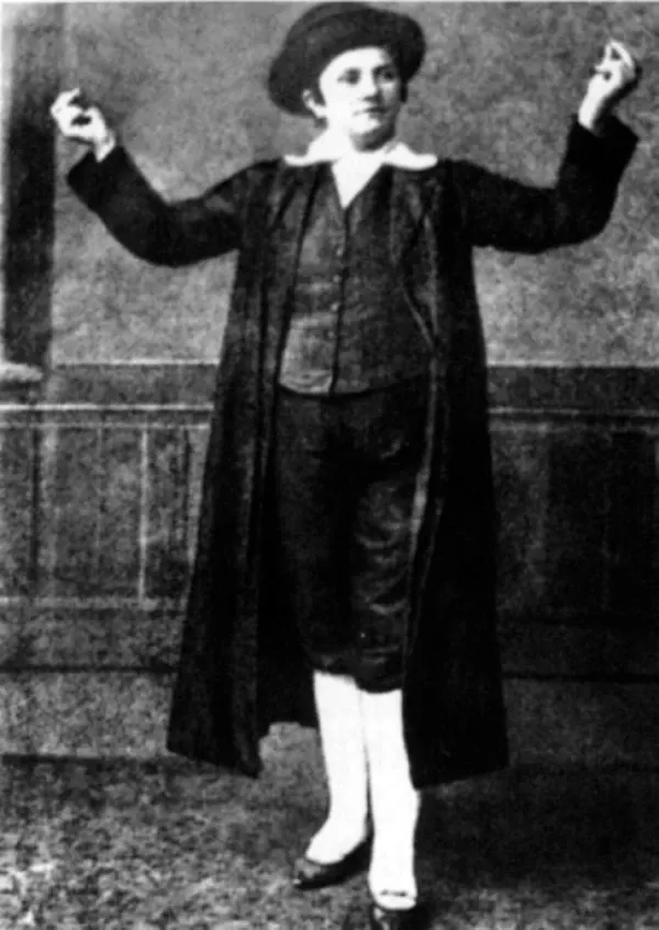 Flora Klug als männliche Imitatorin, um 1912.