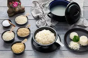 Fluffig-lockerer Reis als ideale Beilage servierbereit in einer Schüssel