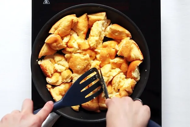 Fluffiger Kaiserschmarrn zerreißen