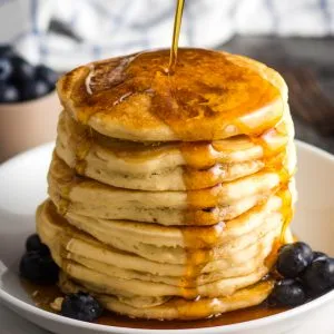 Fluffiger Pancake-Stapel mit Sirup