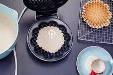 Fluffiger Waffelteig wird im Waffeleisen gebacken