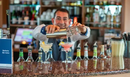 Fluss Rhein RHEIN SYMPHONIE RHEIN MELODIE Panaroama Salon mit Bar nicko cruises Schiffsreisen