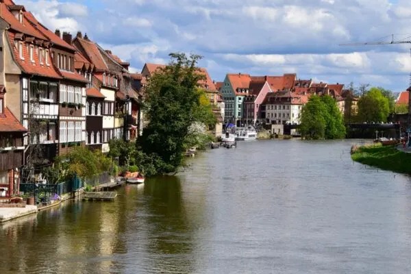 Flussidyll: Malerisches Klein-Venedig in Bamberg am Ufer der Regnitz