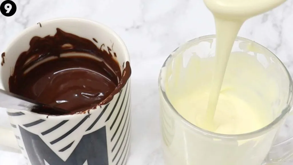 Flüssige, geschmolzene Schokolade in einer Tasse, bereit zum Eintauchen der Cakepops