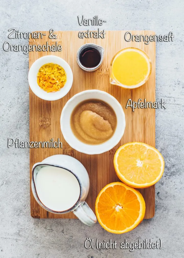 Flüssige Zutaten für den veganen Mandelkuchen: Pflanzenmilch, Öl, Apfelmus und Vanilleextrakt