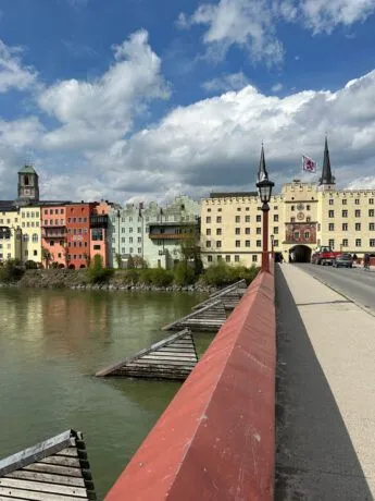 Flusskulisse: Malerische Ansicht von Wasserburg am Inn mit dem Fluss und der historischen Brücke