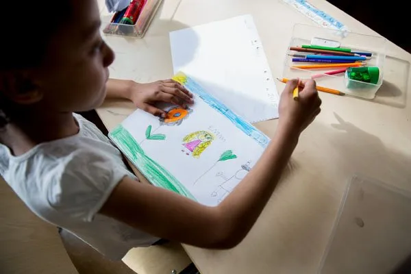 Förderung von Kindern mit Migrationshintergrund in einer schwedischen Grundschule, exemplifizierend die Integrationsbemühungen des schwedischen Schulsystems.