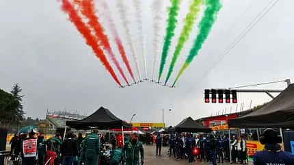 Formel-1-Rennwagen auf der Rennstrecke von Imola während des GP Emilia Romagna 2021