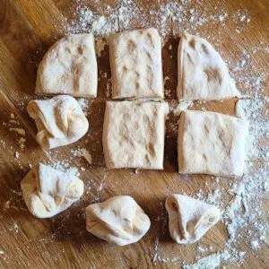 Formen der Dinkel Quark Brötchen über Nacht.