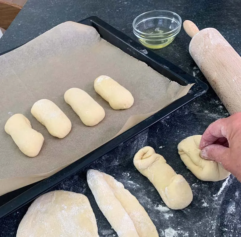 Formen der selbst gemachten Hot Dog Buns aus Hefeteig