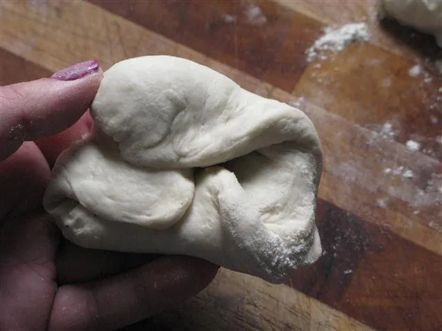 Formen eines Teiglings für DDR Brötchen: Teig vom Rand zur Mitte ziehen