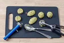 Formen von Falafelmasse zu Bällchen oder Nocken