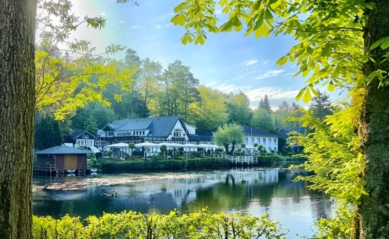 Forsthaus Seebergen Restaurantgebäude umgeben von üppiger Natur und Bäumen