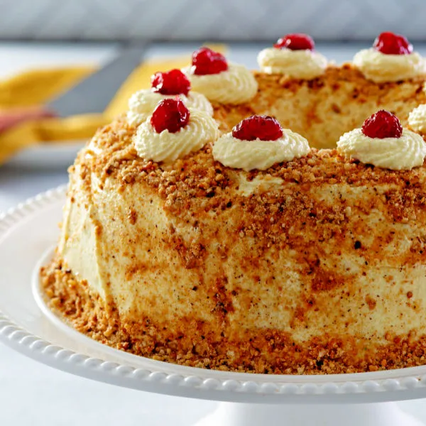 Frankfurter Kranz, auch bekannt als Frankfurter Königskuchen, ist ein ringförmiger, dreischichtiger Kuchen, gefüllt mit roter Marmelade und köstlicher deutscher Buttercreme.