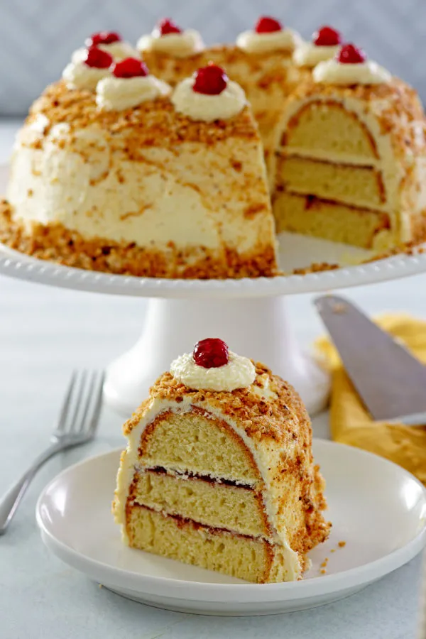 Frankfurter Kranz Kuchen, auch bekannt als Frankfurter Königskuchen, ist ein traditioneller deutscher Kuchen, der zur Kaffeezeit serviert wird.