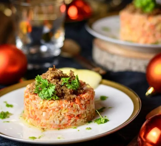 Fränkisches Forellen-Tatar "Forelle blau" mit Apfel und Schwarzbrot-Crumble als Weihnachtsvorspeise