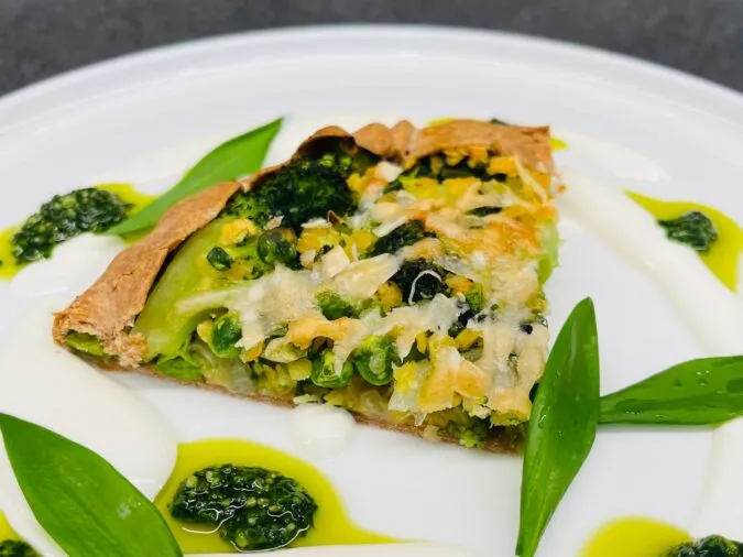 Französische Galette mit grünem Gemüse, Sauerrahm und frischen Kräutern, ideal für ein vegetarisches Osterfest.