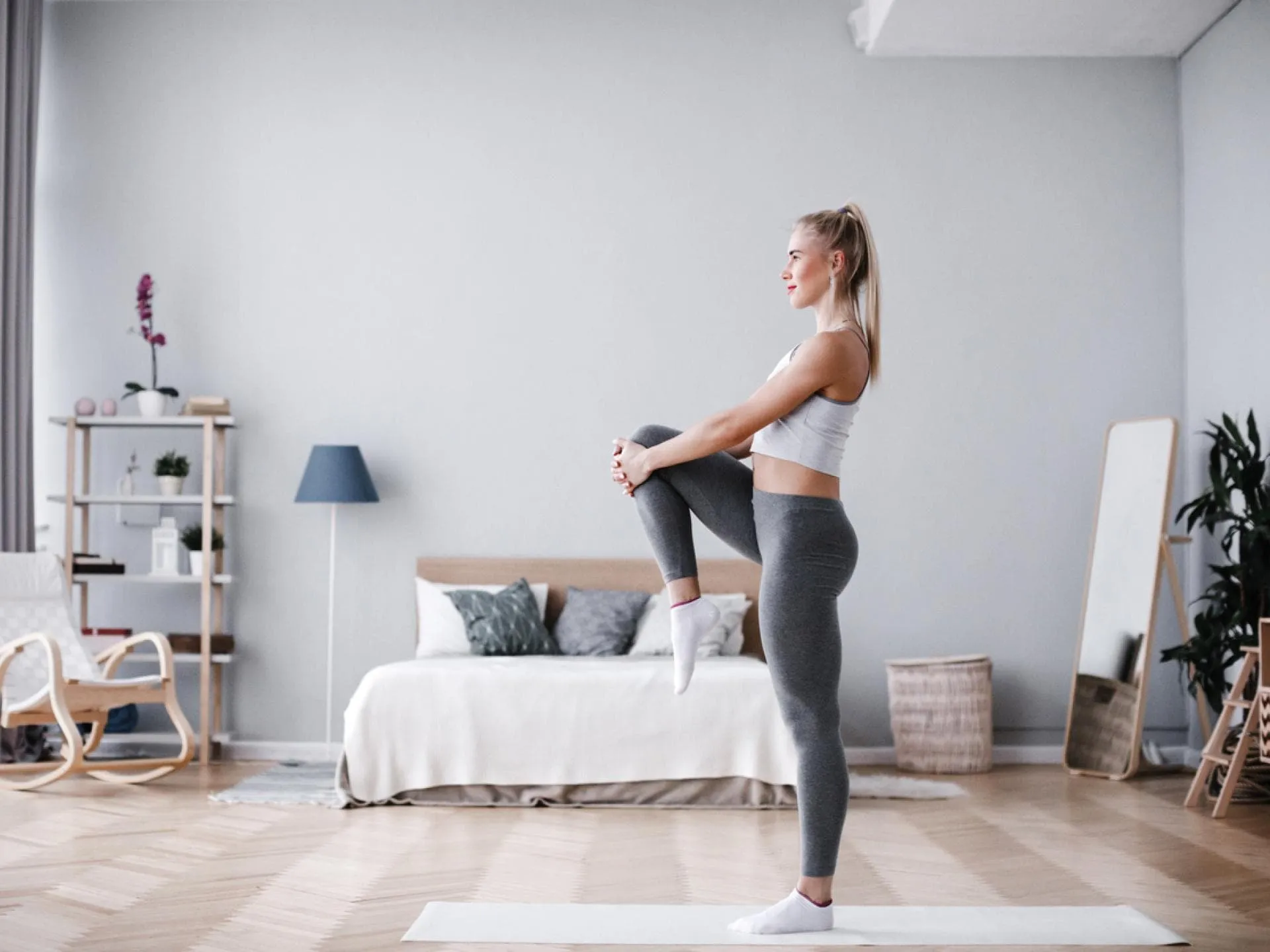 Frau dehnt sich beim Home-Workout