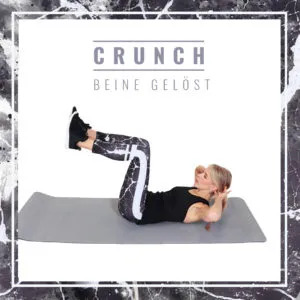 Frau führt Crunches mit angehobenen Beinen aus – intensive Bauchübung für mehr Herausforderung.