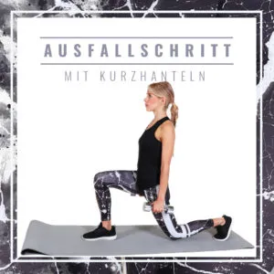 Frau führt einen Ausfallschritt mit Kurzhanteln aus, tiefe Position – ideal für das Beintraining zuhause.