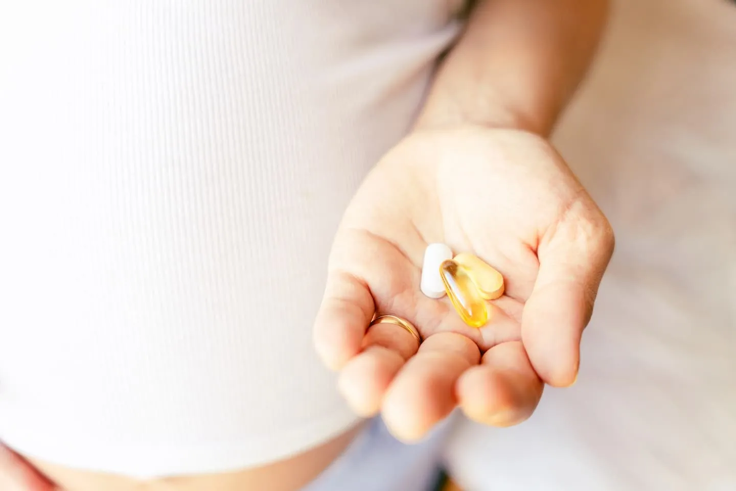 Frau hält Tabletten