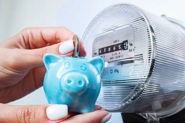 Frau hängt Wäsche auf, um den Stromverbrauch des Wäschetrockners zu reduzieren und Kosten zu sparen.