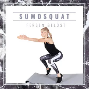 Frau in tiefer Sumo-Squat-Position mit Fersen gelöst, fokussiert auf die Innenseiten der Oberschenkel beim Home-Workout.