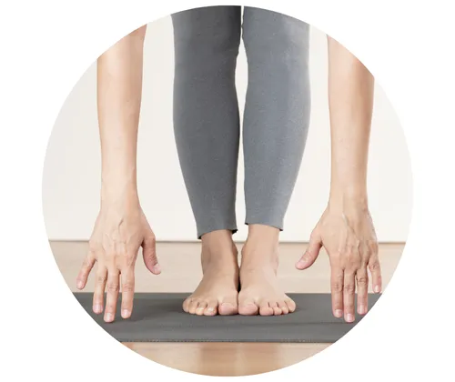 Frau macht Sport im Fitnessstudio