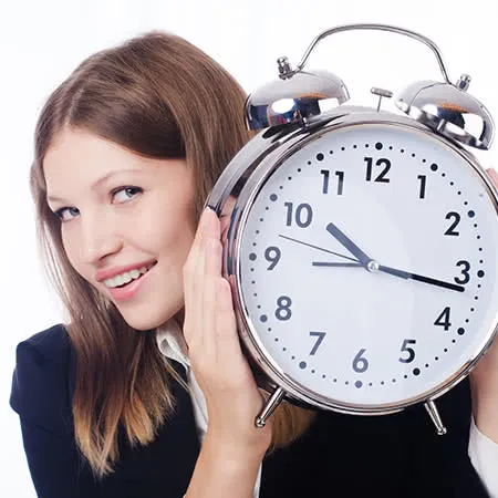 Frau mit Uhr symbolisiert Zeit und Lebensversicherung