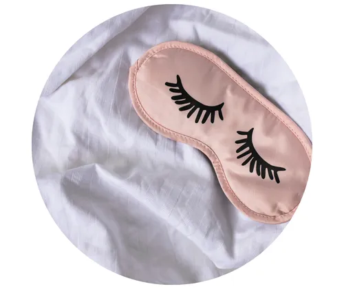 Frau schläft entspannt im Bett