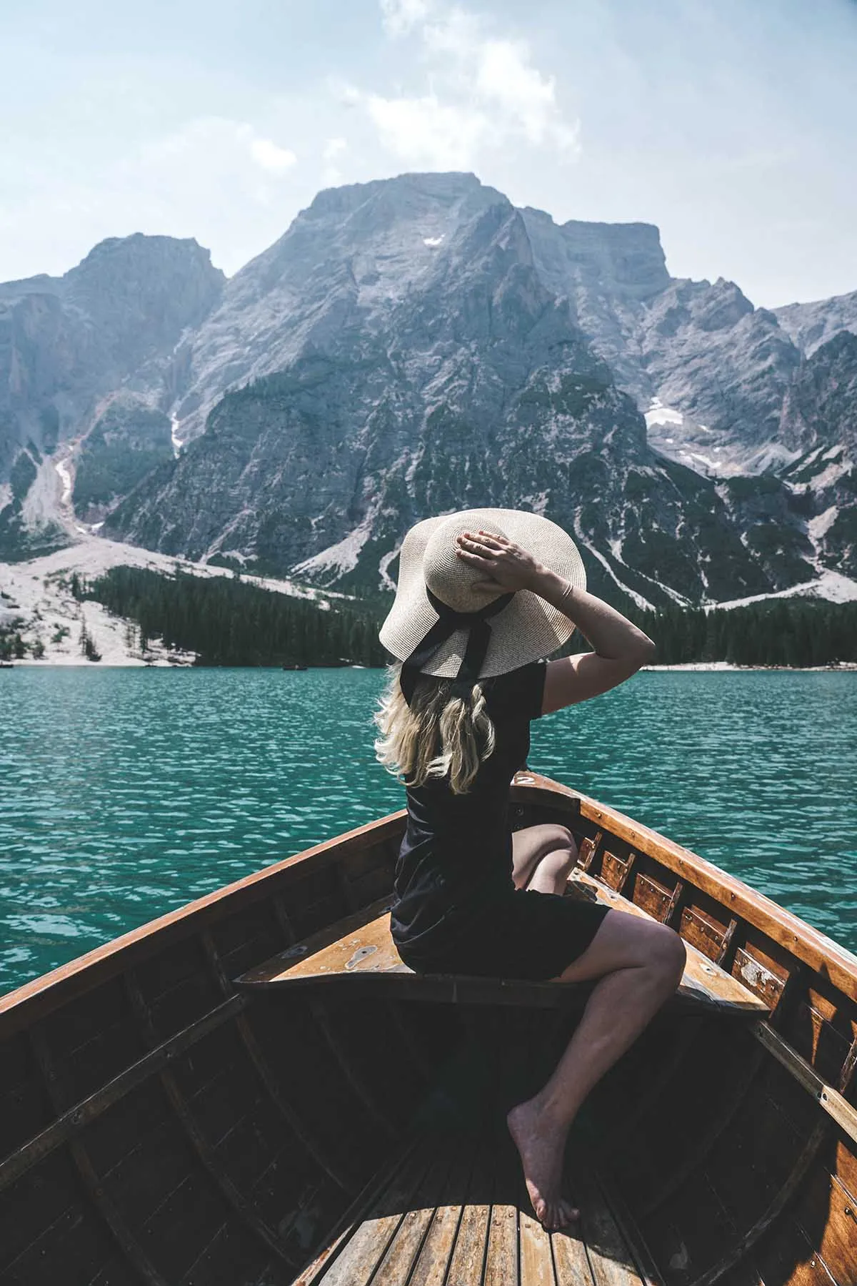 Frau sitzt in Ruderboot auf dem Pragser Wilsee
