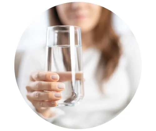 Frau trinkt ein Glas Wasser