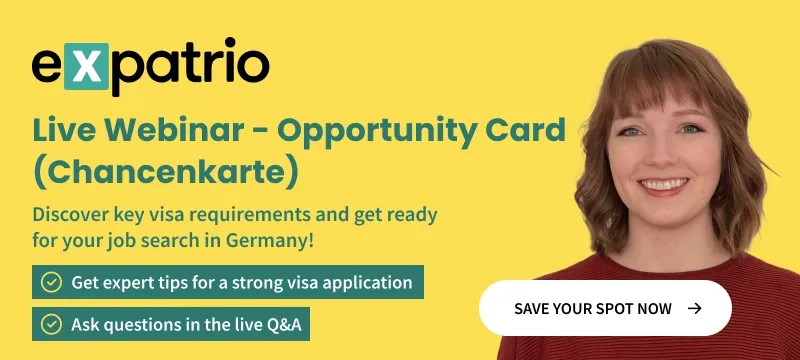 Frau vergleicht online Versicherungsangebote