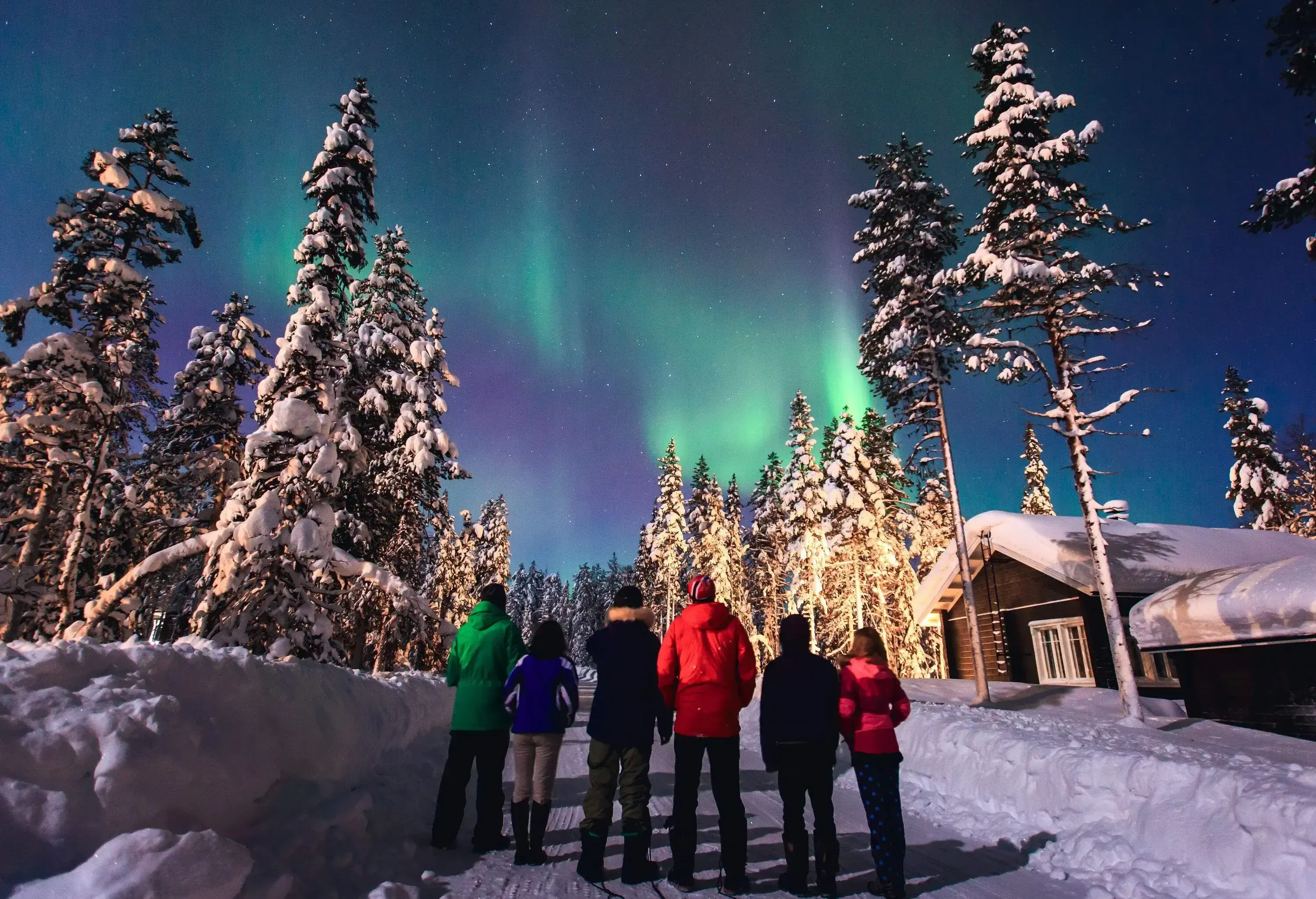 Freunde beobachten die Nordlichter in Lappland